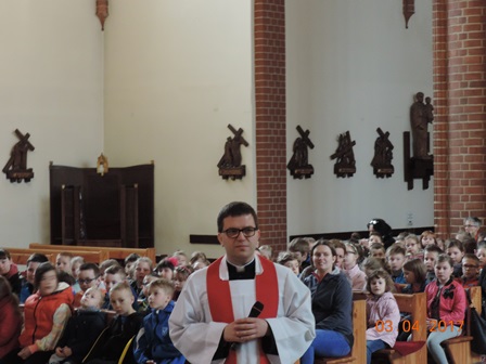 Rekolekcje szkolne - SP26 - ks. wicedyrektor Caritas Archidiecezji ks. Marcin Janecki.
